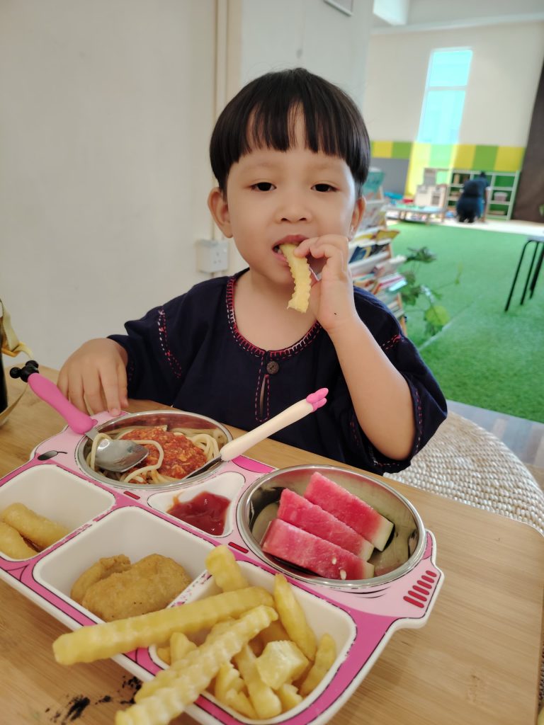 Child eating a kids set meal at Wulala Kidzland